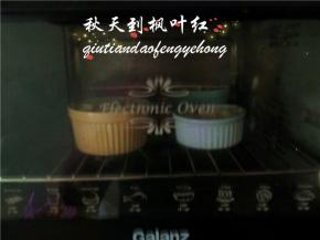 放入180度提前预热的烤箱，中层，上下火烤15分钟。