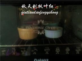 放入180度提前预热的烤箱，中层，上下火烤15分钟。