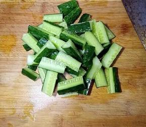 黄瓜清洗干净切段。