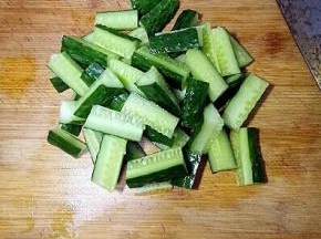 黄瓜清洗干净切段。