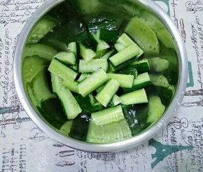 切好的黄瓜加盐1勺，搓均匀后腌制一个小时左右。