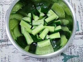 切好的黄瓜加盐1勺，搓均匀后腌制一个小时左右。