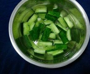 腌制好的黄瓜用清水冲洗两遍。