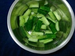 腌制好的黄瓜用清水冲洗两遍。