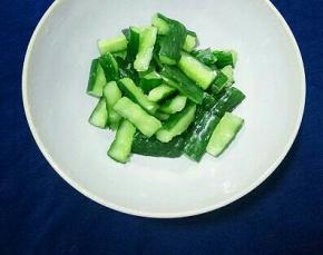 冲洗好的黄瓜捞出，将黄瓜水份完全挤出放入容器中。（挤的越干黄瓜越脆，可把黄瓜放进纱布中挤出水份）