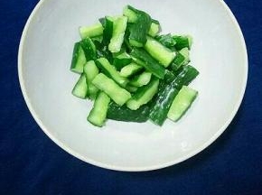 冲洗好的黄瓜捞出，将黄瓜水份完全挤出放入容器中。（挤的越干黄瓜越脆，可把黄瓜放进纱布中挤出水份）