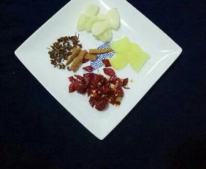 准备好香料，蒜头、姜片、干辣椒切段、花椒、桂皮。