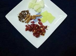 准备好香料，蒜头、姜片、干辣椒切段、花椒、桂皮。