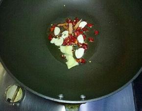 锅中倒入适量油，烧热后加入香料爆香。