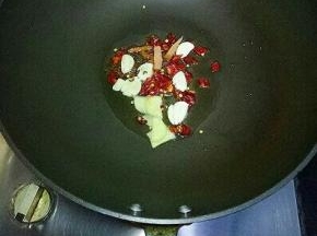 锅中倒入适量油，烧热后加入香料爆香。