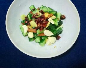 将热腾腾的香料油淋在黄瓜上，加入2勺生抽、1勺糖、1勺陈醋，搅拌均匀即可！