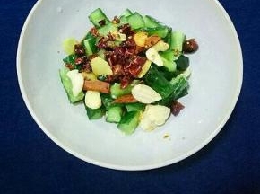 将热腾腾的香料油淋在黄瓜上，加入2勺生抽、1勺糖、1勺陈醋，搅拌均匀即可！