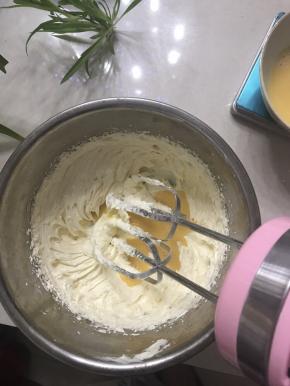 再加入30 克蛋液高速打发吸收。