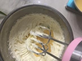 再加入30 克蛋液高速打发吸收。