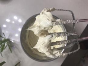 打发至拿起打蛋头有直立的尖角，黄油糊打发好。