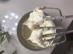 打发至拿起打蛋头有直立的尖角，黄油糊打发好。