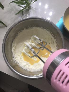 糖粉分二次加入，用电动打蛋器打发至体积变大，颜色变白。