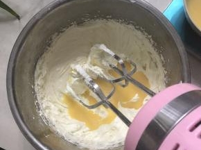 糖粉分二次加入，用电动打蛋器打发至体积变大，颜色变白。