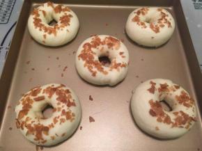 趁水未干，放上薄脆片装饰