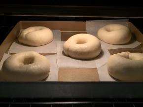 烤箱放入一碗温水，保持湿度，温度保持在35度左右，发酵20分钟