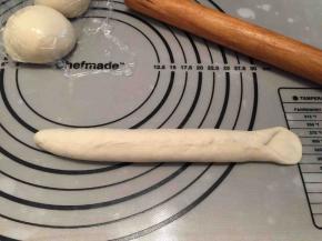 再对折，接口捏紧，搓成一条圆条，一边压平