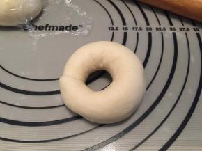 卷成圆形，接口捏紧，防止发酵是崩开