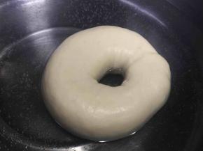 烤箱预热200度。水微沸后转小火，把贝果放入锅内，每一面煮15-20秒