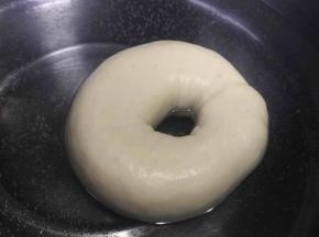 烤箱预热200度。水微沸后转小火，把贝果放入锅内，每一面煮15-20秒