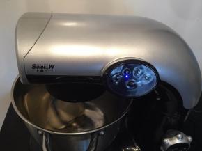 将贝果面团放入厨师机桶，启动1档自动和面