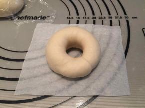 正想好的贝果放在油纸上