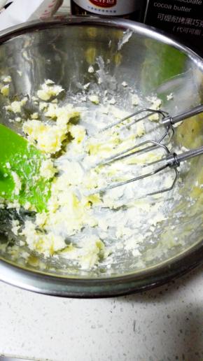 软化的黄油放入打蛋盆中，用电动打蛋器中速搅打至松散