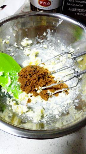 加入用汤勺碾压过的红糖