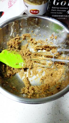 用电动打蛋器先低速后中速搅打至蓬松