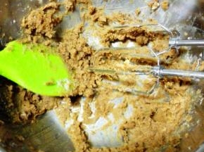用电动打蛋器先低速后中速搅打至蓬松