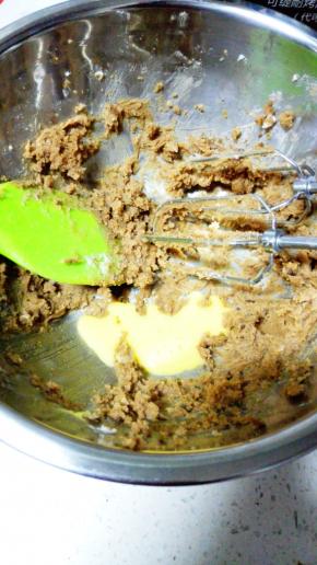 分次少量加入打散的全蛋液，每加入一次都用电动打蛋器搅打均匀。
搅打好的黄油，应呈膨胀乳膏状