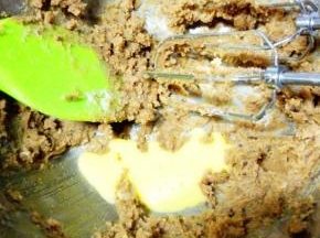 分次少量加入打散的全蛋液，每加入一次都用电动打蛋器搅打均匀。
搅打好的黄油，应呈膨胀乳膏状