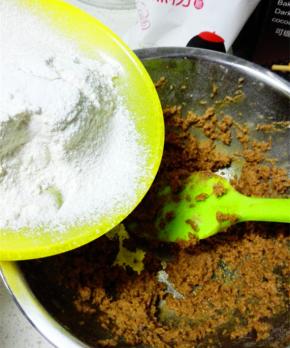 筛入混合过筛的蛋糕粉和小苏打