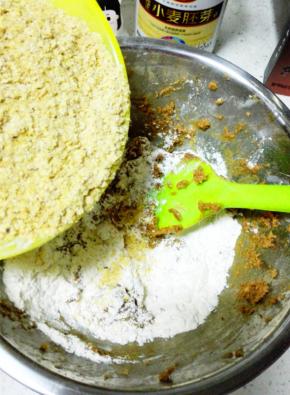 再加入小麦胚芽，用橡皮刮刀翻拌均匀，直至看不到白色的面粉
