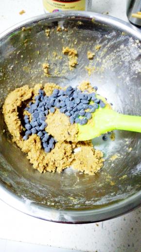 加入巧克力豆，用橡皮刮刀拌匀