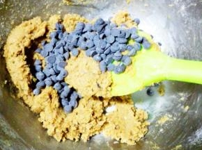 加入巧克力豆，用橡皮刮刀拌匀