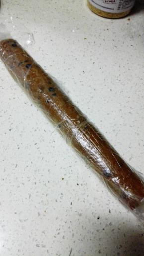 取大小合适的保鲜膜，拌好的面团放在保鲜膜上，整理成长条状，放入冰箱冷冻20分钟