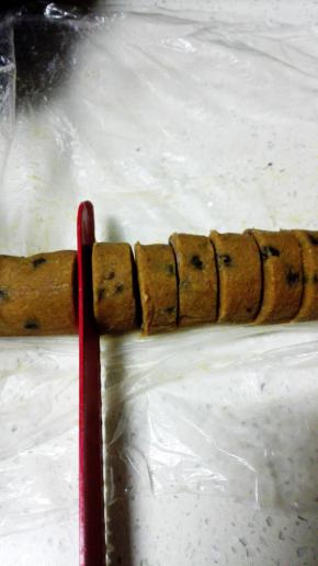 取出冻硬的面块，用刀切成约15克一个的小段