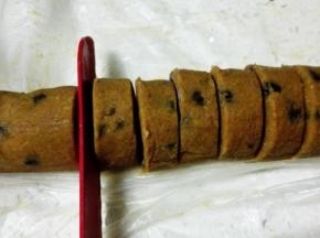 取出冻硬的面块，用刀切成约15克一个的小段