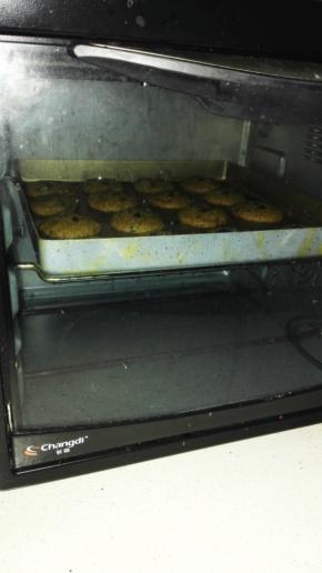 将烤盘放入预热好的烤箱，中层，上下火，180度，20分钟，烤完后，利用烤箱余温焖5分钟