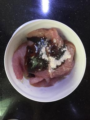 将耗油，五香粉，加入到洗净的猪排中，搅拌均匀，腌制2个小时以上