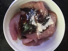 将耗油，五香粉，加入到洗净的猪排中，搅拌均匀，腌制2个小时以上