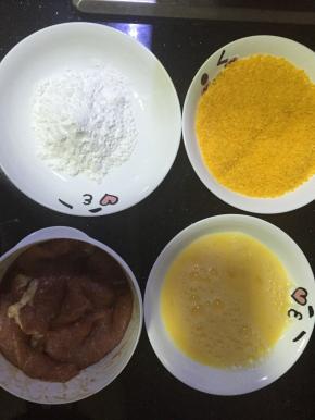 鸡蛋打散，准备好淀粉，面包糠