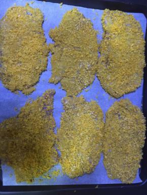 把猪排全阁弄好，放在铺好油纸的烤盘上