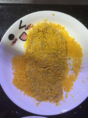 再放入面包糠里面，裹上一层面包糠