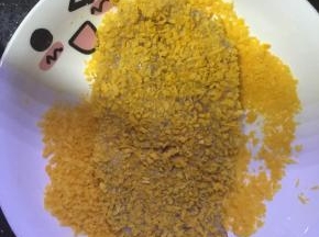 再放入面包糠里面，裹上一层面包糠